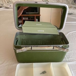 VINTAGE SAMSONITE SILHOUETTE Vanity/Train Case